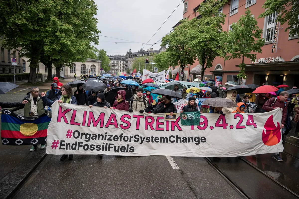 Ein Demonstrationszug auf einer Strasse.